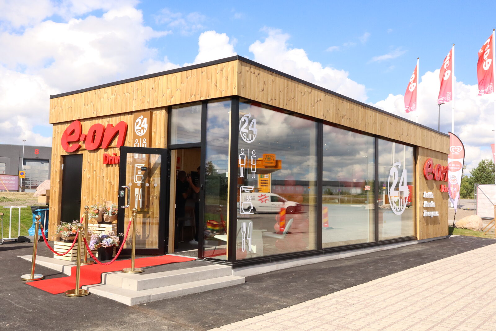 e·on Drive Lounge Åby seen from outside, with its large glass front and entrance